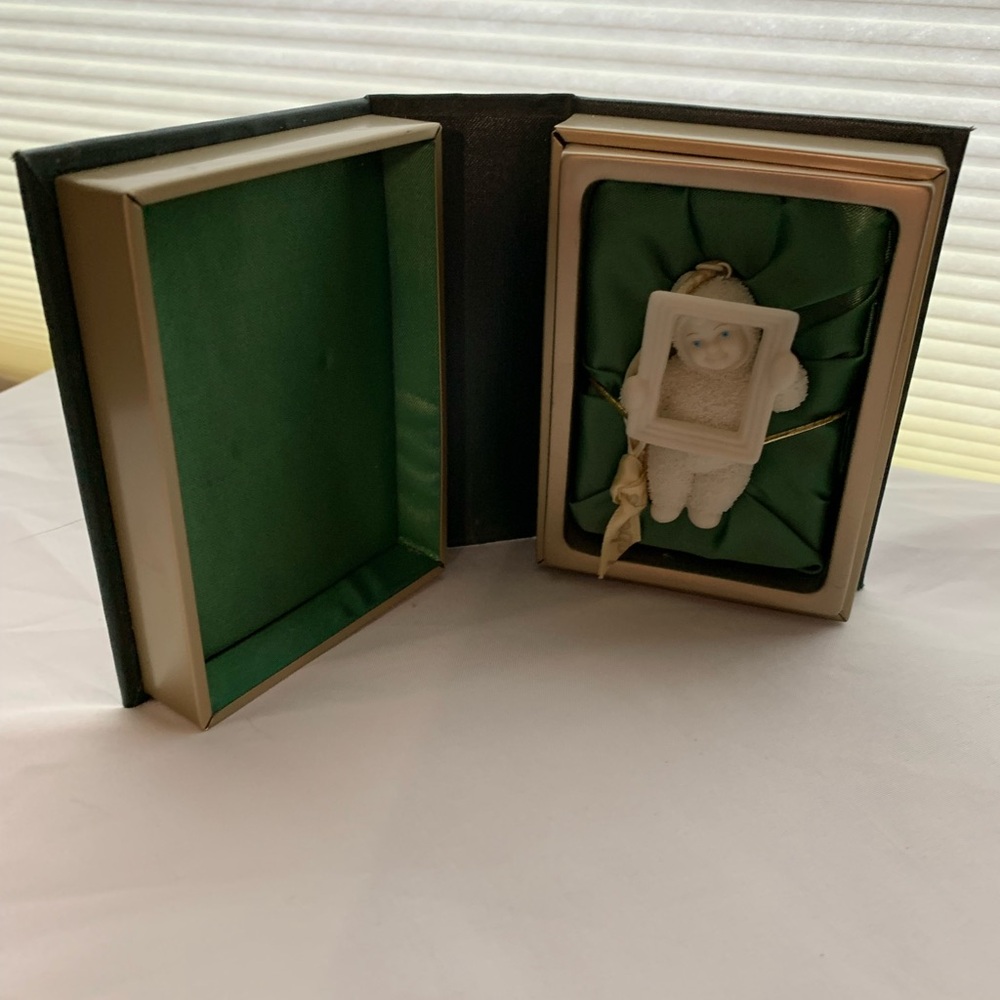 Dept 56 Snowbabies ornament in book shaped box Pretty as a Picture. 2000